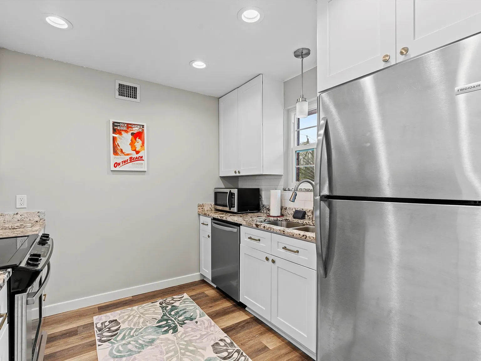 2 bed, 832 sqft, $2,200 — Photo 4