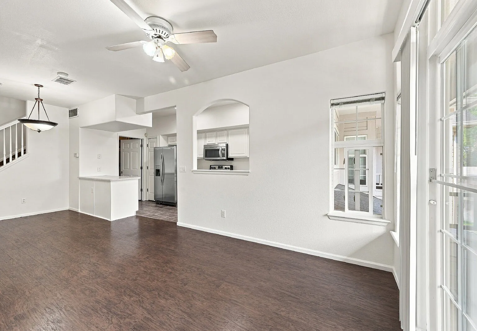 2 bed, 2.5 bath, 1316 sqft, $1,931 — Photo 2