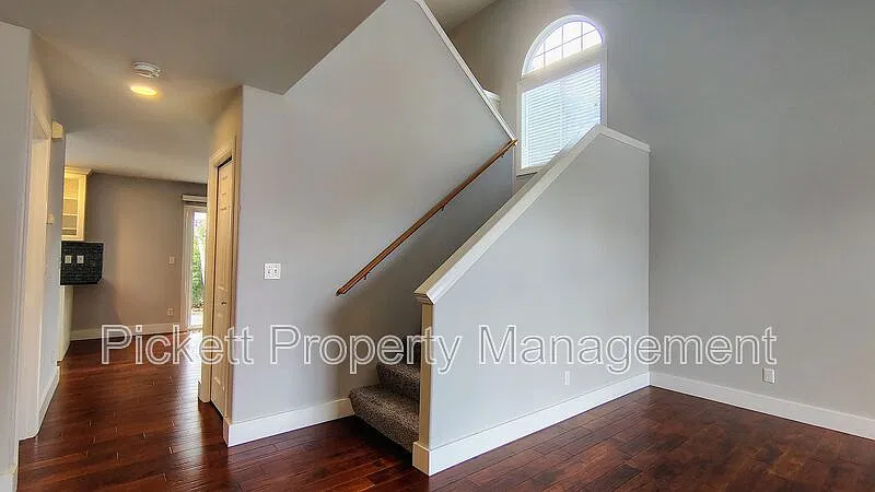 3 bed, 2.5 bath, 2230 sqft, $3,100 — Photo 3
