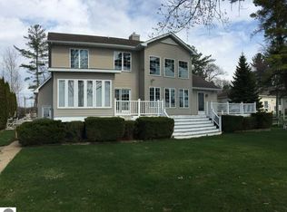 527 E Lake Mitchell Dr, Cadillac, MI 49601
