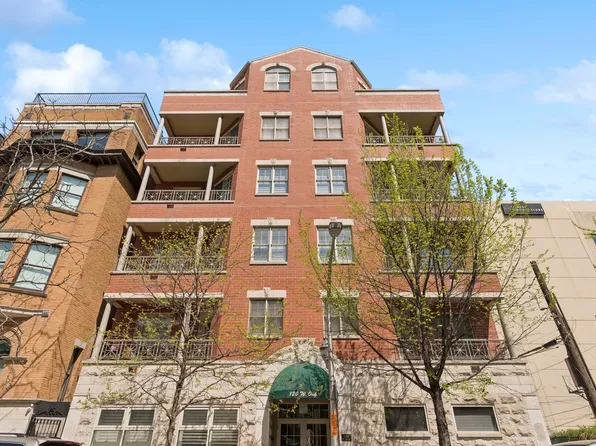 120 W Oak St APT 2D, Chicago, IL 60610