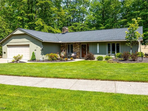 12145 The Blfs, Strongsville, OH 44136