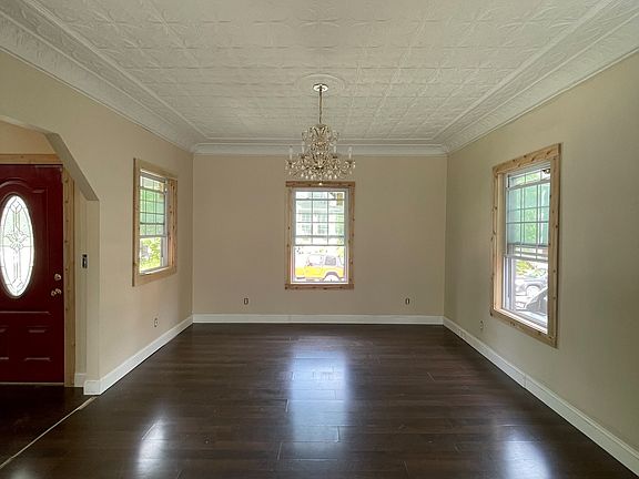 3rd image of 223 Knox St