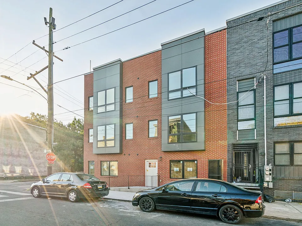 2400 W Montgomery Ave