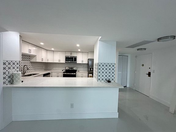 4th image of 2500 Parkview Dr APT 1606