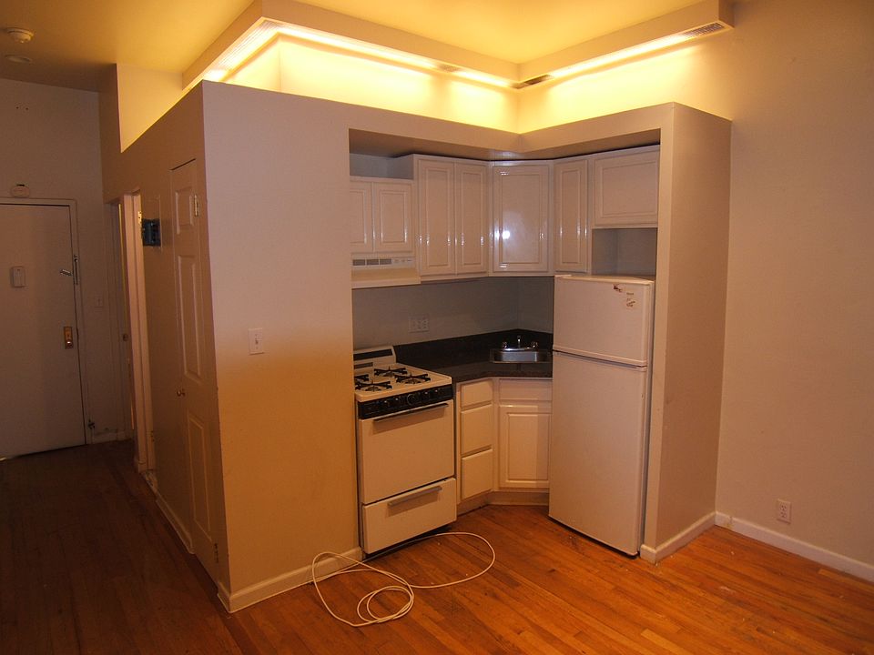 2nd image of 608 E 9th St APT 1