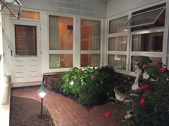 5th image of 1237 Raymond Ave