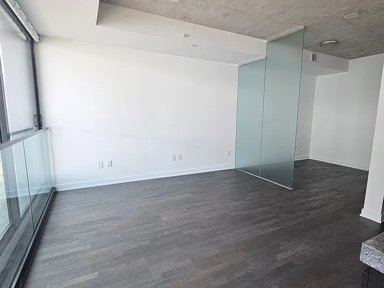 629 King St W #420 — Photo 4