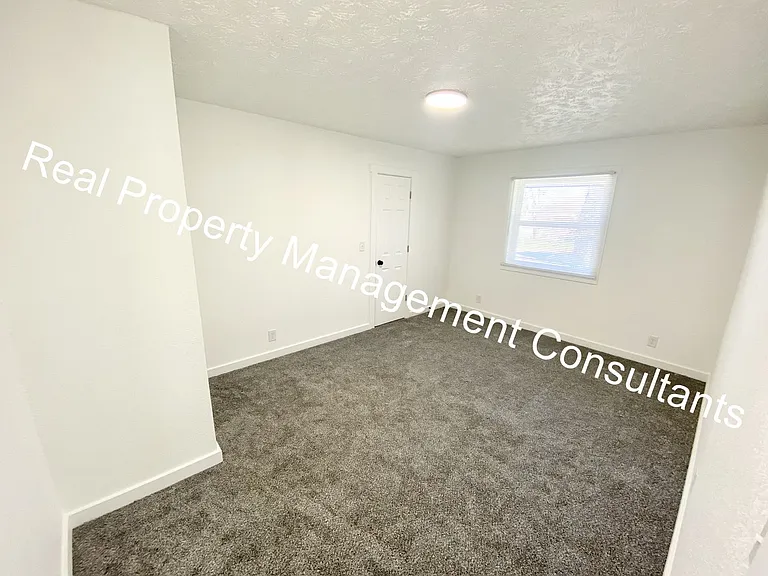 902 Twin Oaks Ter — Photo 8