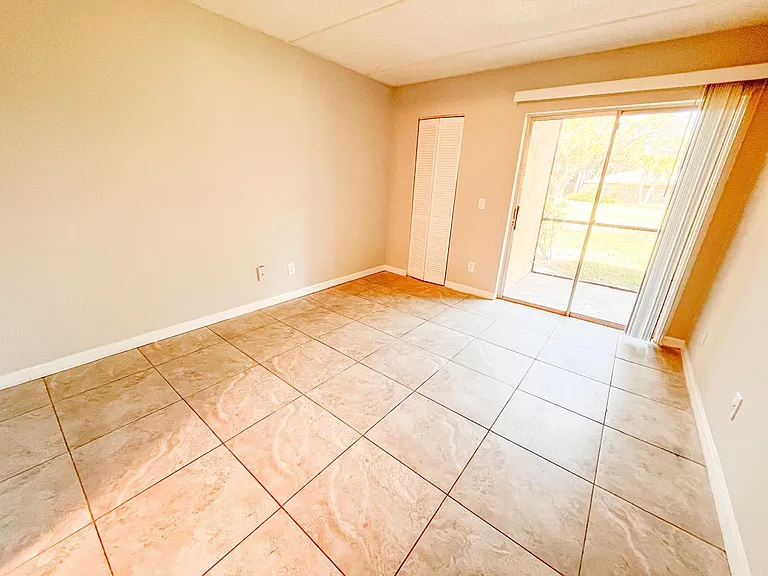 1106 Meadows Cir — Photo 8