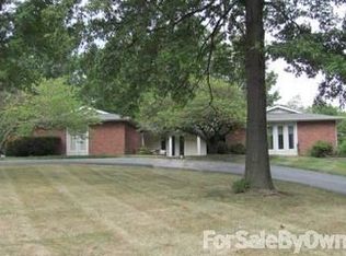 909 Claymark Dr, Saint Louis, MO 63131