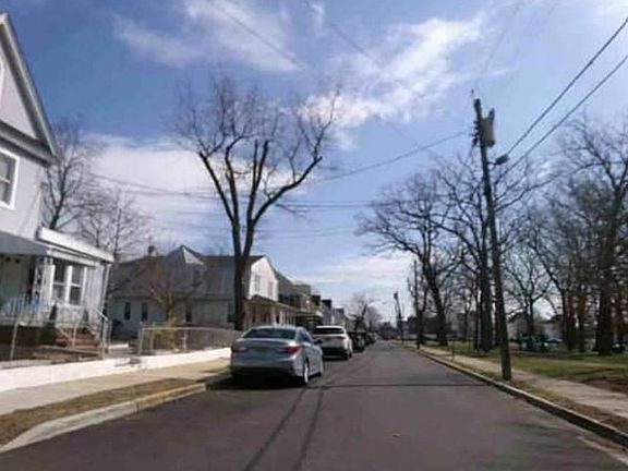 Exterior Neighborhood (street photo)