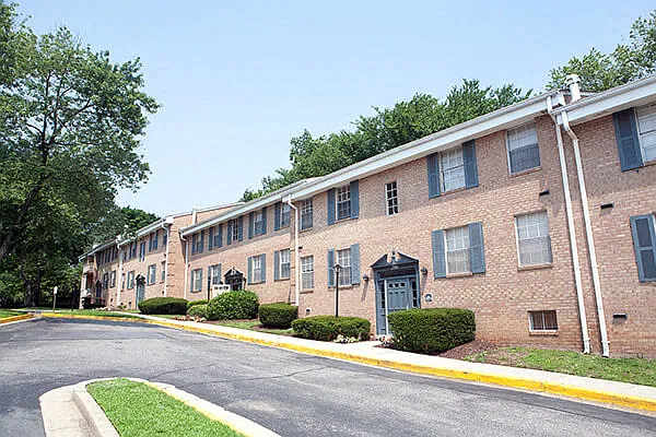Finian's Court Apartments — Photo 9