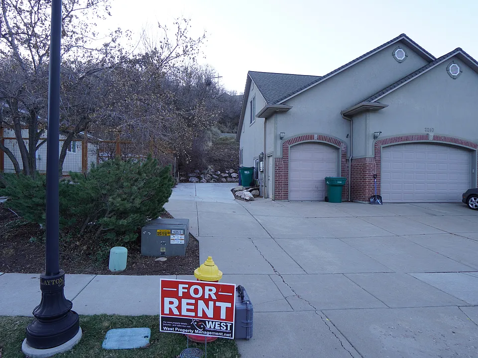 2210 Oak Ln