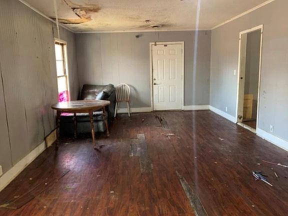 5th image of 915 Elkport St