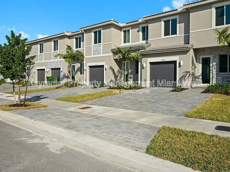 1385 SE 7th Ter — Photo 2