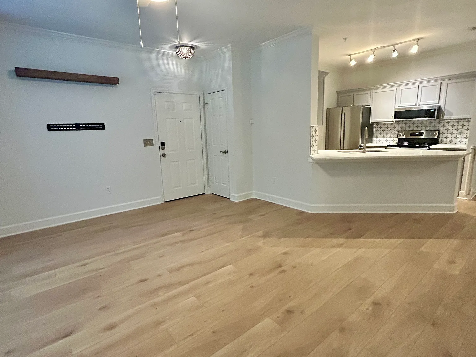 2 bed, 893 sqft, $2,400 — Photo 3