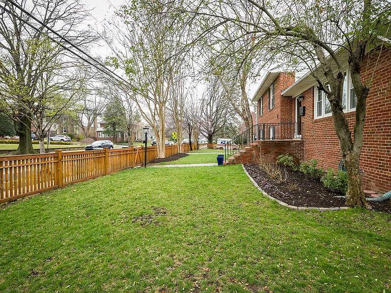 407 Russell Rd — Photo 74