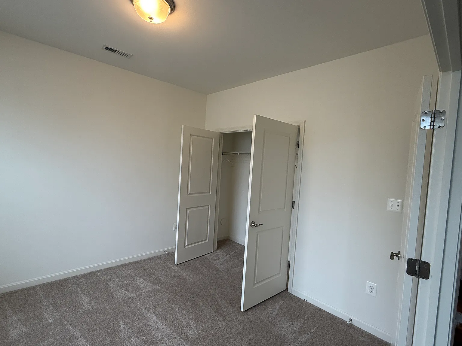 4 bed, 3.5 bath, 2200 sqft, $3,200 — Photo 4