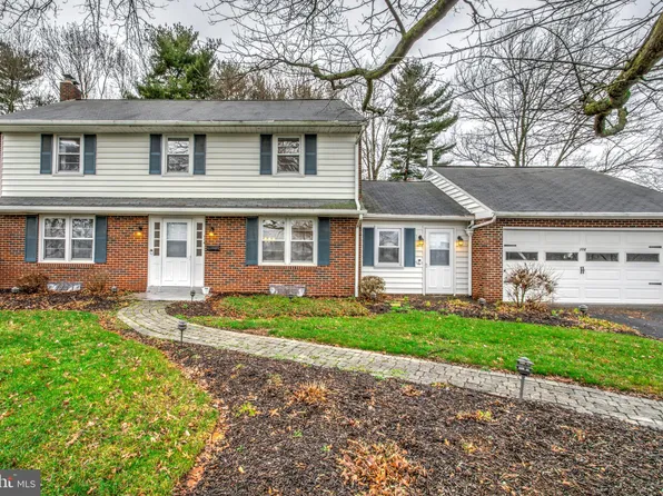 114 E End Ave, Akron, PA 17501