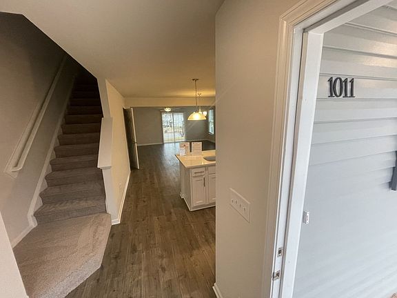2nd image of 1011 Peony Ln