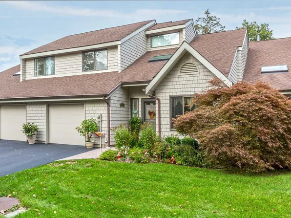 3 Rose Ct, East Islip, NY 11730