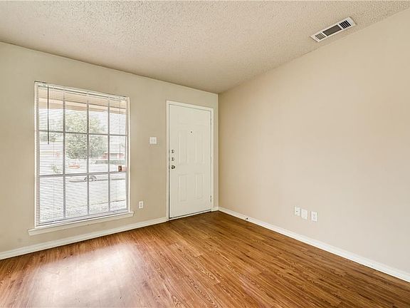 3rd image of 4322 Hillsdale Ln