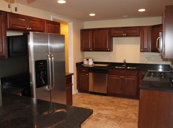 4th image of 411 Kenwood Ave