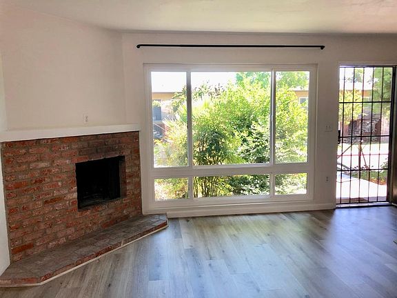 Living room/ fireplace