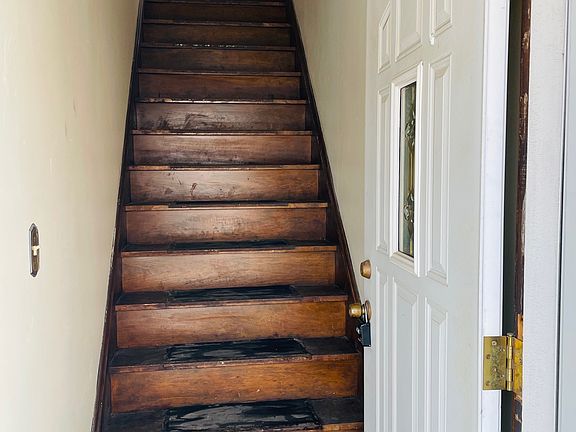 2nd image of 8216 Rosewood Ave #Up