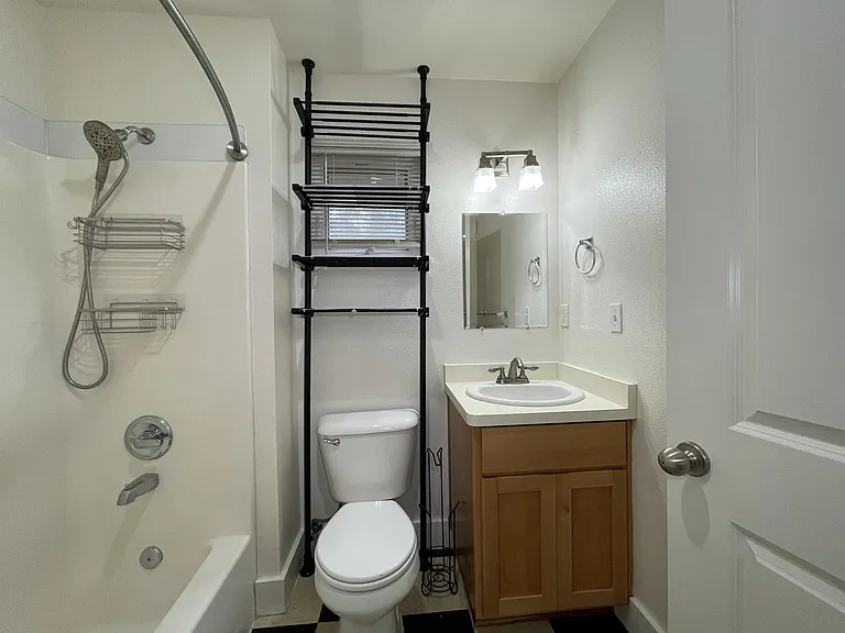 568 E 4th St #B — Photo 6