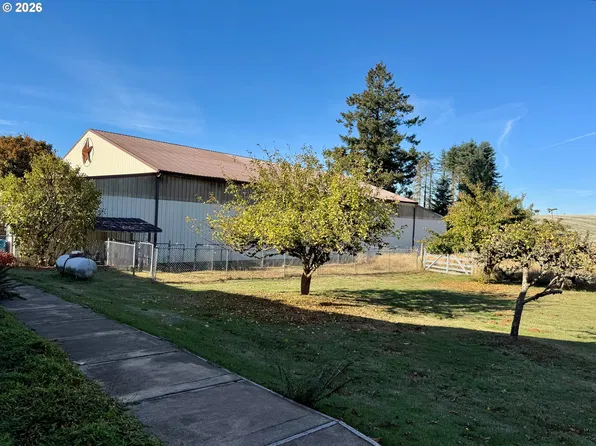 1060 Silver Falls Dr NE, Silverton, OR 97381