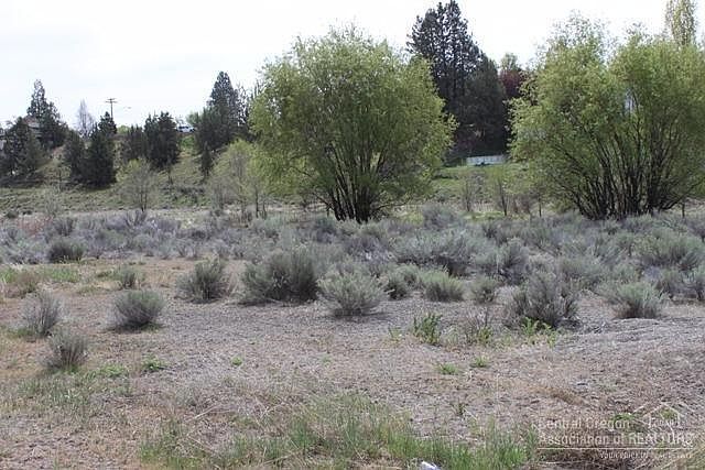 2nd image of 400 NE 13th St