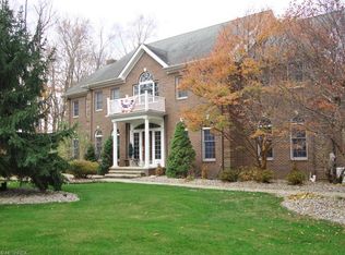 9990 Waterford Trl, Chagrin Falls, OH 44023