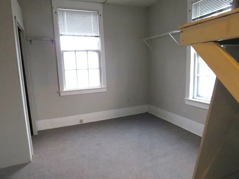 921 Main St E — Photo 5
