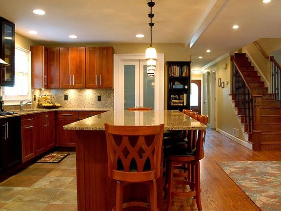 Kitchen w/maple custom cabinets
