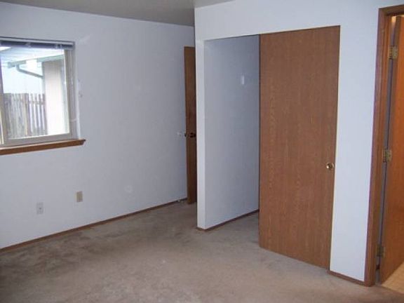 4th image of 3124 59th Ave NE