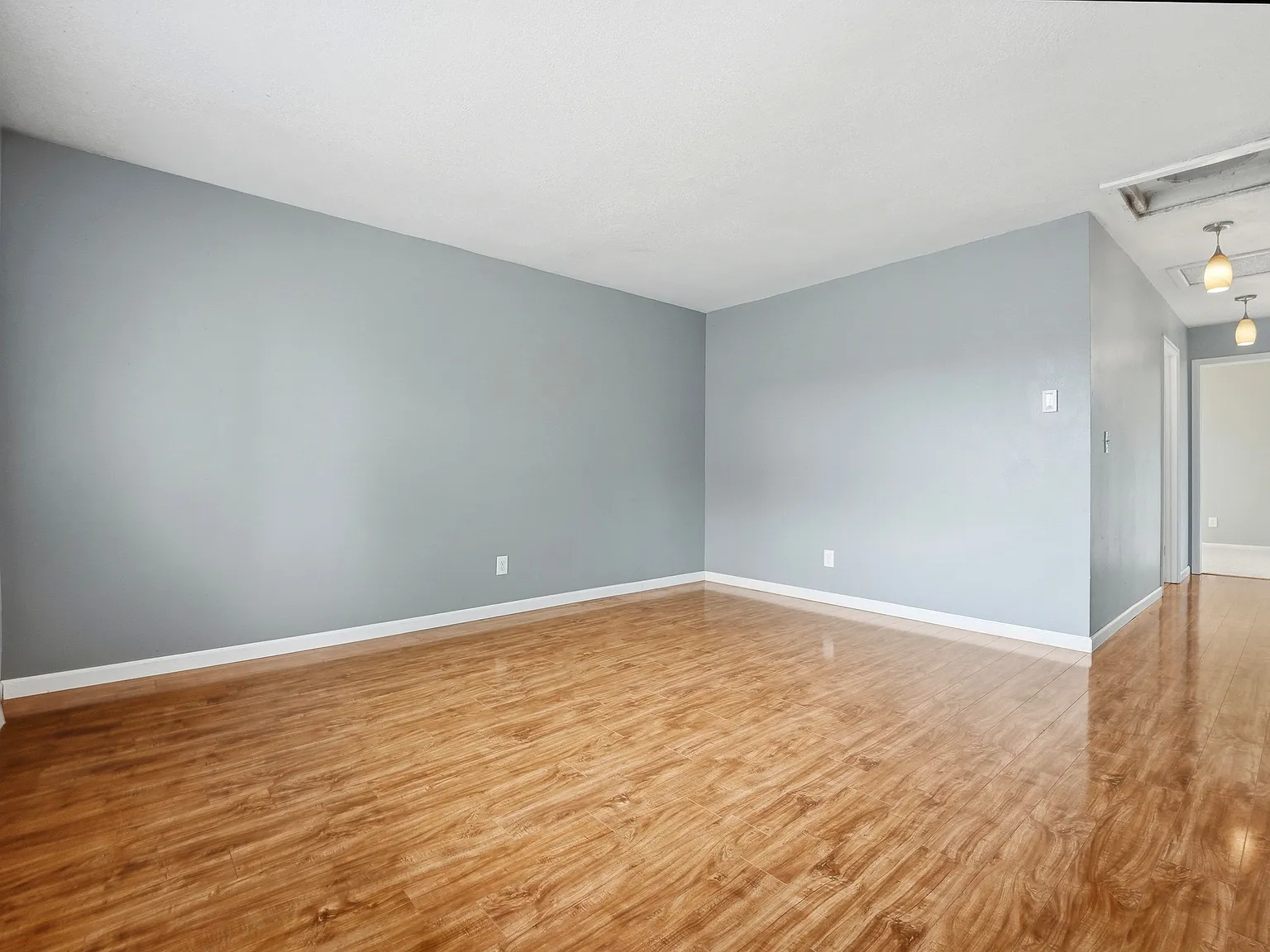 3 bed, 1.5 bath, 1357 sqft, $2,400 — Photo 2