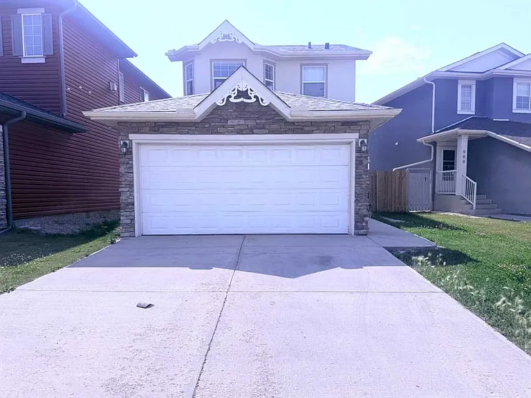 952 Taradale Dr NE — Photo 2
