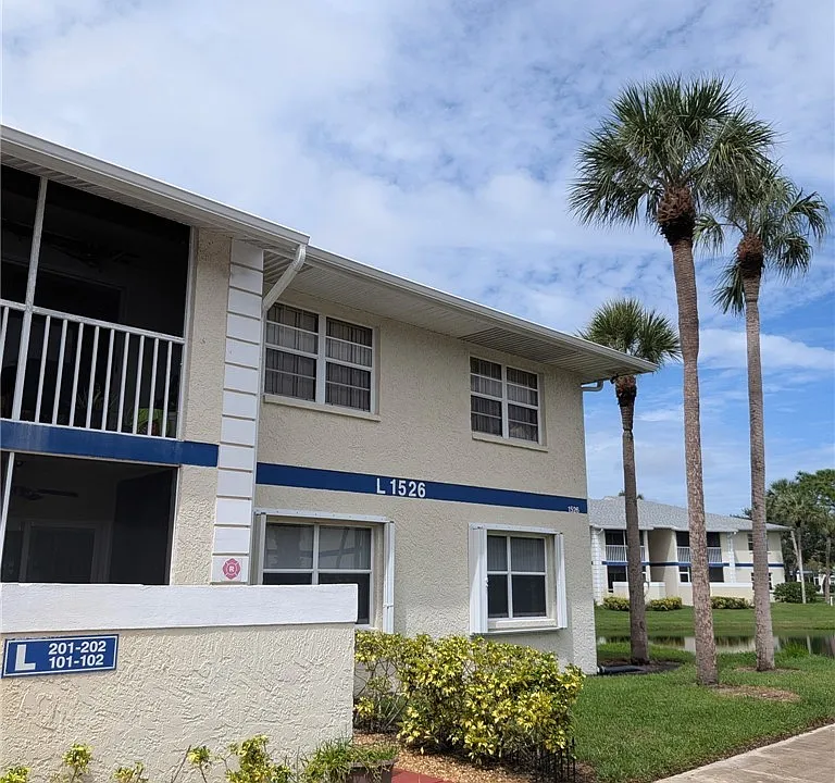 1526 SE Royal Green Cir #101