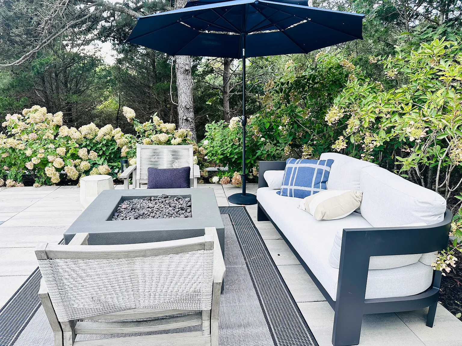 Southampton Designer Decorated Stunner - Heated Saltwater Pool — Photo 3