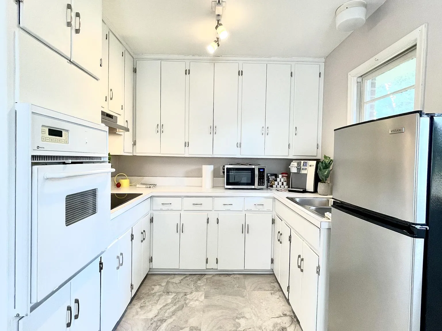3 bed, 1000 sqft, $2,295 — Photo 3