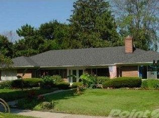 625 N Renaud Rd, Grosse Pointe Woods, MI 48236