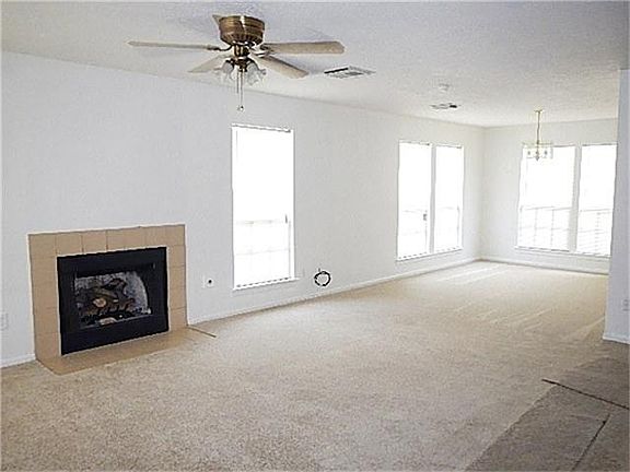 SPACIOUS LIVING AREA EQUIPPED WITH FIREPLACE