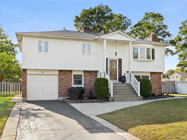 697 East Drive, Lindenhurst, NY 11757