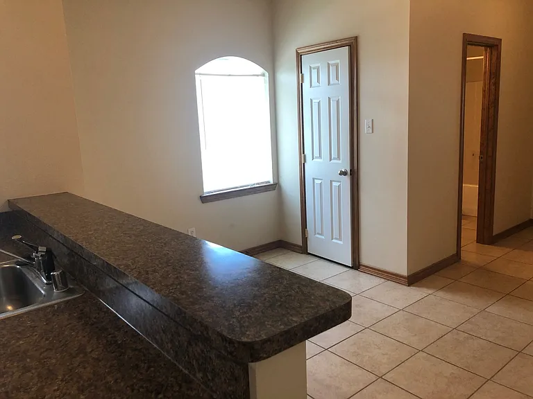 1402 Hunt St — Photo 3