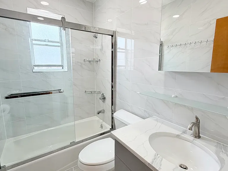 1429 W 8th St #2 — Photo 2