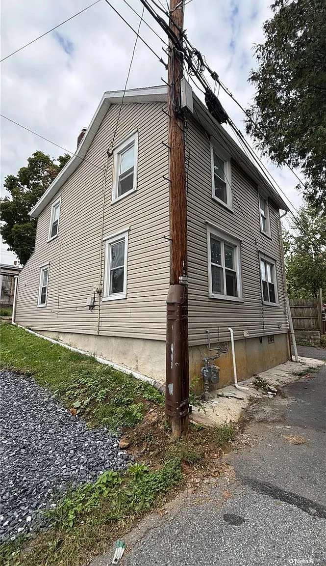 3 bed, 1.0 bath, 468 sqft, $2,050 — Photo 2