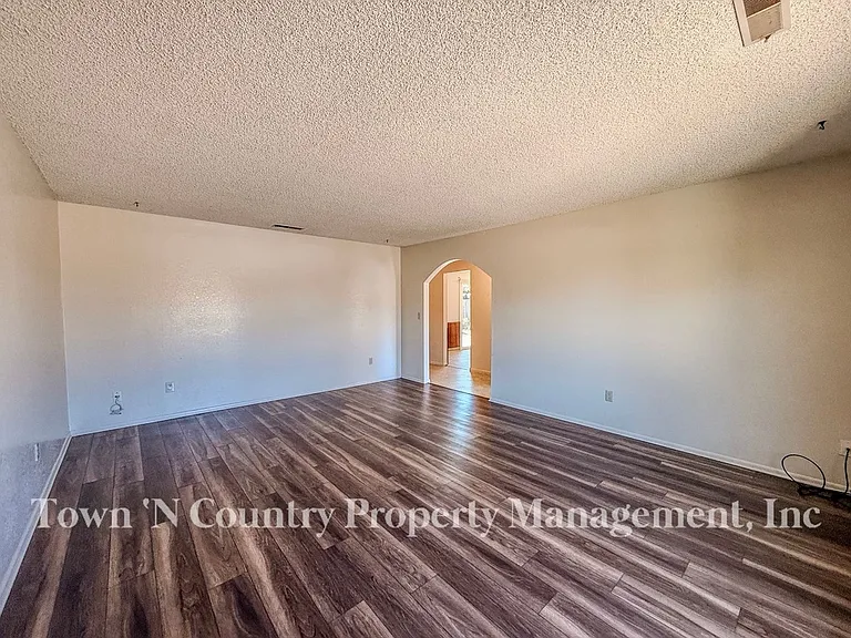 732 La Mesa Dr — Photo 4