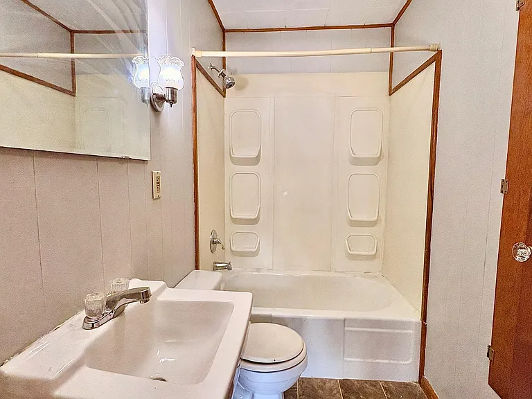 729 N Elmer St — Photo 10